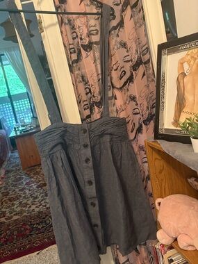 Adam Levine suspended skirt!